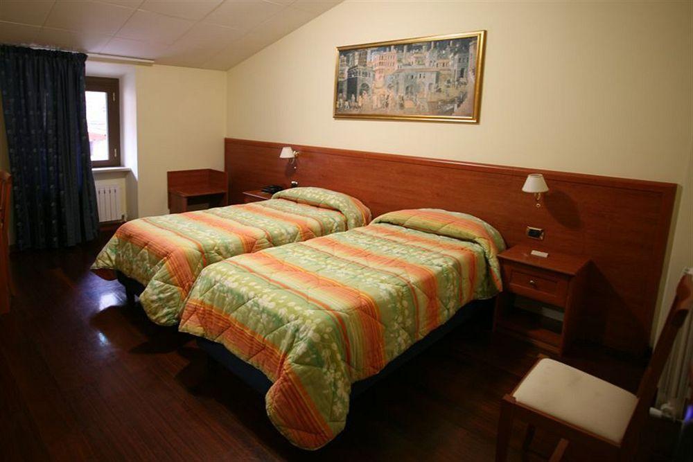 Hotel I Duchi Camerino Bagian luar foto
